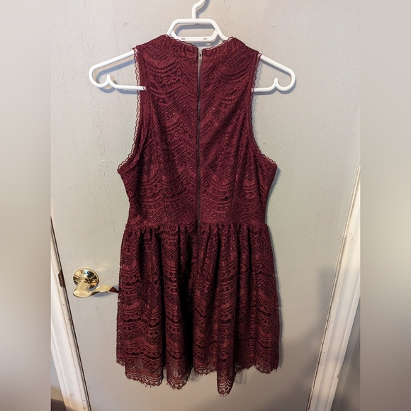 Mid thigh maroon dress - Picture 2 of 3